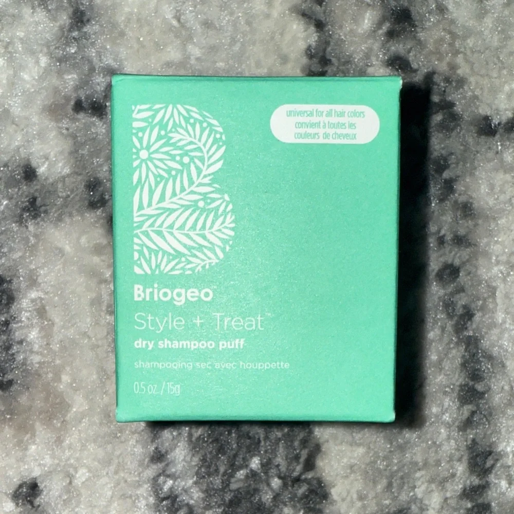 Briogeo Style + Treat Dry Shampoo Puff in Mint Green